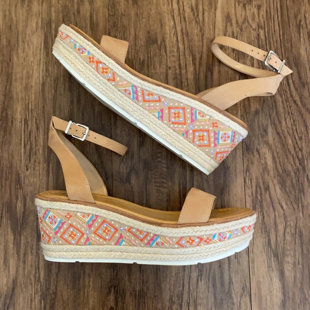 Gianni Bini women’s brown platform wedges